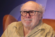 PEOPLE - Danny Devito stolpert bei Präsentation in Mexico
