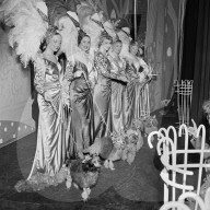 FEATURE - Nostalgisch: Pudel werden für Bühnenshow 1952 in London frisiert