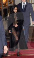 PEOPLE - Kim Kardashian im Leoparden-Dessous unter dem Mantel vor dem Ritz in Paris
