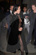 PEOPLE - Kim Kardashian im Leoparden-Dessous unter dem Mantel vor dem Ritz in Paris