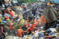 NEWS - Indonesien: Bewohner auf Java suchen nach verkaufbarem Plastikmüll
