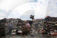 NEWS - Indonesien: Bewohner auf Java suchen nach verkaufbarem Plastikmüll