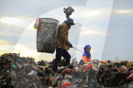 NEWS - Indonesien: Bewohner auf Java suchen nach verkaufbarem Plastikmüll