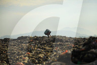 NEWS - Indonesien: Bewohner auf Java suchen nach verkaufbarem Plastikmüll