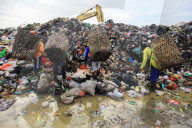 NEWS - Indonesien: Bewohner auf Java suchen nach verkaufbarem Plastikmüll