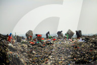 NEWS - Indonesien: Bewohner auf Java suchen nach verkaufbarem Plastikmüll
