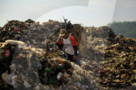 NEWS - Indonesien: Bewohner auf Java suchen nach verkaufbarem Plastikmüll