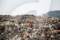NEWS - Indonesien: Bewohner auf Java suchen nach verkaufbarem Plastikmüll