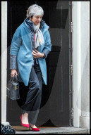 NEWS - Theresa May verlässt Downing Street 10 am Tag der Brexit-Abstimmung