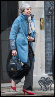 NEWS - Theresa May verlässt Downing Street 10 am Tag der Brexit-Abstimmung