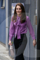 NEWS - Catherine besucht mit lila Bluse Kinderheim in London