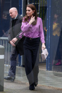 NEWS - Catherine besucht mit lila Bluse Kinderheim in London