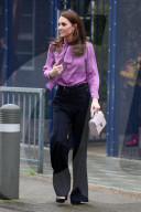 NEWS - Catherine besucht mit lila Bluse Kinderheim in London