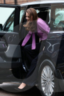 NEWS - Catherine besucht mit lila Bluse Kinderheim in London