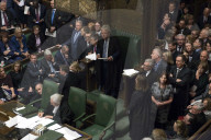 NEWS - Brexit: Premier Theresa May auf dem Heimweg nach Niederlage im Unterhaus