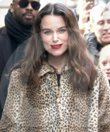 PEOPLE - Keira Knigthley im Leoparden-Mantel in NYC