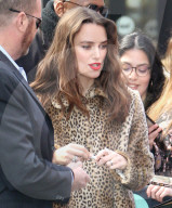 PEOPLE - Keira Knigthley im Leoparden-Mantel in NYC