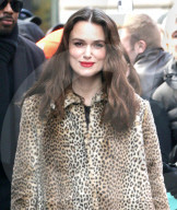 PEOPLE - Keira Knigthley im Leoparden-Mantel in NYC