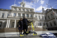 PEOPLE - Usain bolt stellt seinen neuen E-Scooter vor