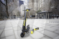 PEOPLE - Usain bolt stellt seinen neuen E-Scooter vor