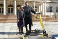 PEOPLE - Usain bolt stellt seinen neuen E-Scooter vor