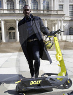 PEOPLE - Usain bolt stellt seinen neuen E-Scooter vor