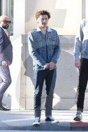 Tom Holland takes a stroll in the streets of Beverly Hills!