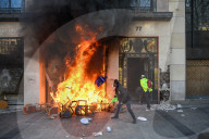 NEWS - Schwere Randale bei Gelbwesten-Protesten in Paris