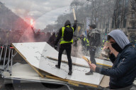 NEWS - Schwere Randale bei Gelbwesten-Protesten in Paris