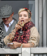 PEOPLE - Lily Allen amüsiert sich an den Pferderennen in Cheltenham