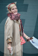PEOPLE - Lily Allen amüsiert sich an den Pferderennen in Cheltenham