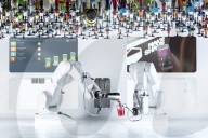 FEATURE - Bar-Roboter mixt den perfekten Drink