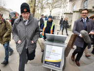 NEWS - Brexiteer Boris Johnson auf dem Weg zum Parlament in London