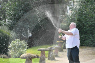 NEWS - Ade Goodchild feiert seinen Euromillions-Gewinn