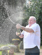 NEWS - Ade Goodchild feiert seinen Euromillions-Gewinn