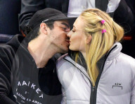 PEOPLE - Joe Jonas und Sophie Turner verliebt am Eishockeyspiel der New York Rangers