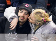 PEOPLE - Joe Jonas und Sophie Turner verliebt am Eishockeyspiel der New York Rangers