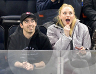 PEOPLE - Joe Jonas und Sophie Turner verliebt am Eishockeyspiel der New York Rangers