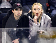PEOPLE - Joe Jonas und Sophie Turner verliebt am Eishockeyspiel der New York Rangers