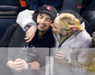 PEOPLE - Joe Jonas und Sophie Turner verliebt am Eishockeyspiel der New York Rangers