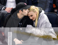 PEOPLE - Joe Jonas und Sophie Turner verliebt am Eishockeyspiel der New York Rangers