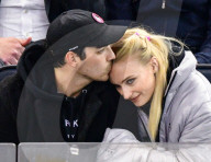 PEOPLE - Joe Jonas und Sophie Turner verliebt am Eishockeyspiel der New York Rangers