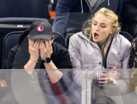 PEOPLE - Joe Jonas und Sophie Turner verliebt am Eishockeyspiel der New York Rangers