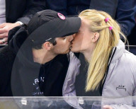 PEOPLE - Joe Jonas und Sophie Turner verliebt am Eishockeyspiel der New York Rangers