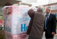 FEATURE - Queen spendet Klopapier: Schule bekommt 1000 Toilettenrollen geschenkt