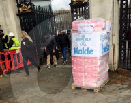 FEATURE - Queen spendet Klopapier: Schule bekommt 1000 Toilettenrollen geschenkt