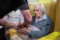 FEATURE - Ihr grösster Wunsch: 104-jährige will einmal im Leben verhaftet werden