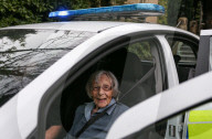 FEATURE - Ihr grösster Wunsch: 104-jährige will einmal im Leben verhaftet werden