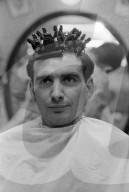 FEATURE - Männer wollen Dauerwellen: Beim Frisör in den 1950er Jahren