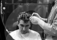 FEATURE - Männer wollen Dauerwellen: Beim Frisör in den 1950er Jahren